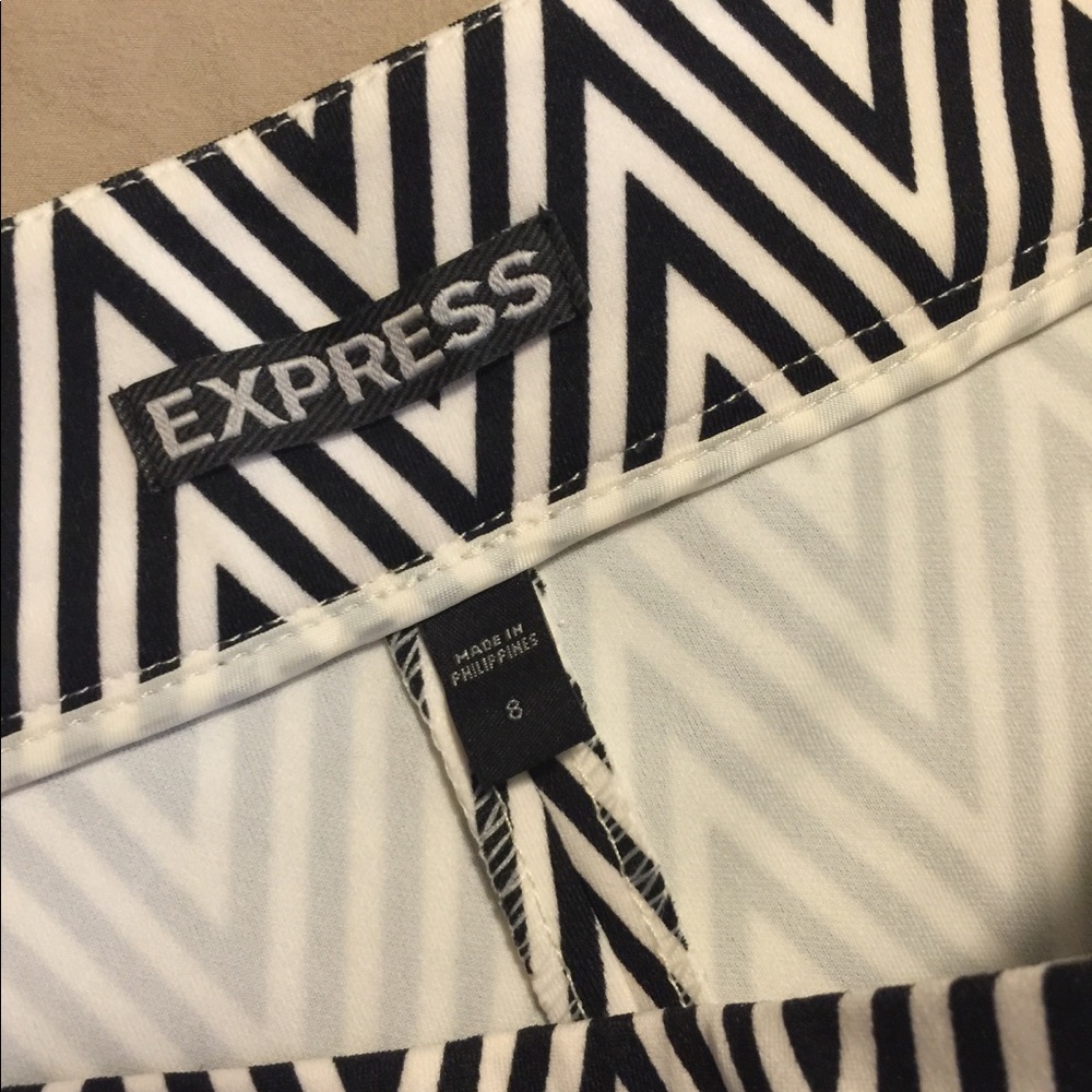 Express Shorts - Picture 2 of 4